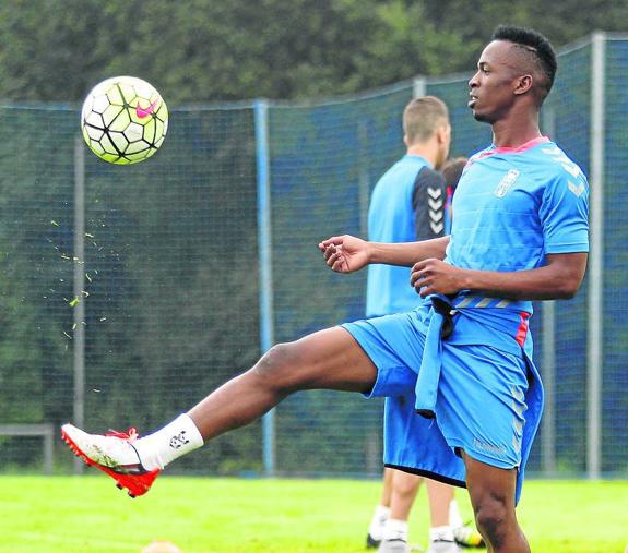 Koné, durante un entrenamiento con el Oviedo. 