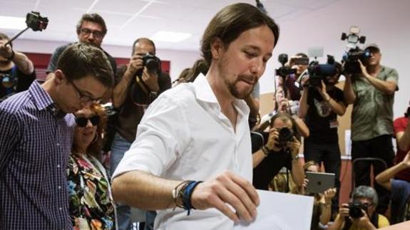 Pablo Iglesias vota junto a Íñigo Errejón.