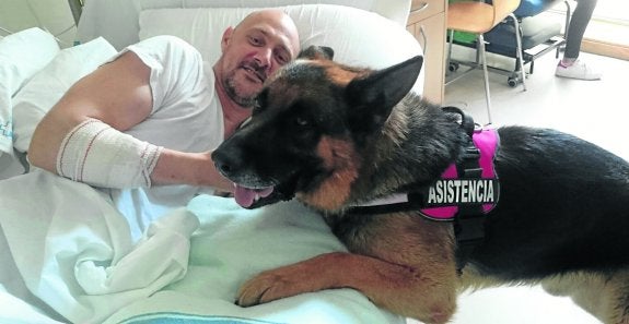 Rodolfo Castillo, feliz tras la primera visita de su perro de asistencia a Valdecilla, donde lleva hospitalizado dos meses