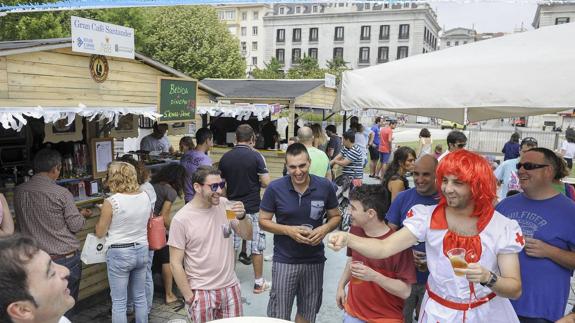 Un grupo de clientes en las casetas de la Feria de Día del año pasado.