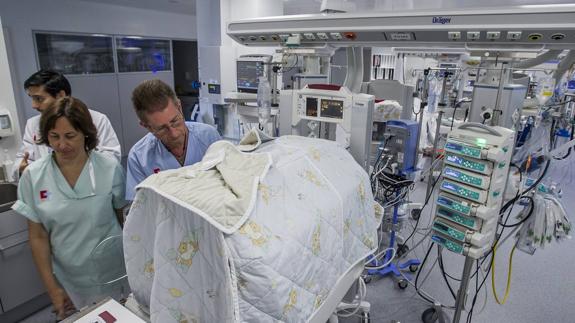 El área de cuidados intensivos de la Unidad de Neonatología de Valdecilla, en la primera planta de las Tres Torres, en la actualidad está «lleno».