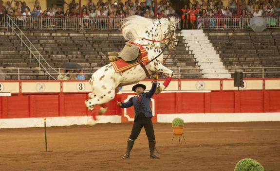 Espectáculo ecuestre en la plaza de toros de Cuatro Caminos.