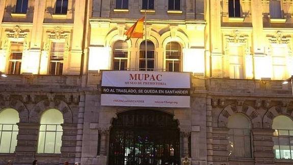 La pancarta reclamando el Mupac ha colgado en la fachada del Ayuntamiento durante las últimas semanas