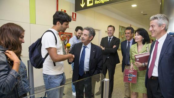 Revilla recibe a los primeros pasajeros del vuelo que conecta Menorca con Santander.