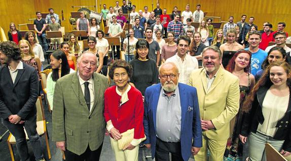 Peter Csaba, Paloma O’Shea, Krzysztof Penderecki y Radovan Vlatkovic, ayer con los jóvenes participantes en el Encuentro. 