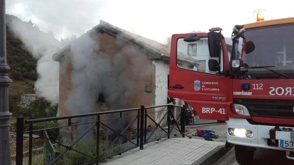 Se incendia una casa deshabitada de Potes usada como almacén