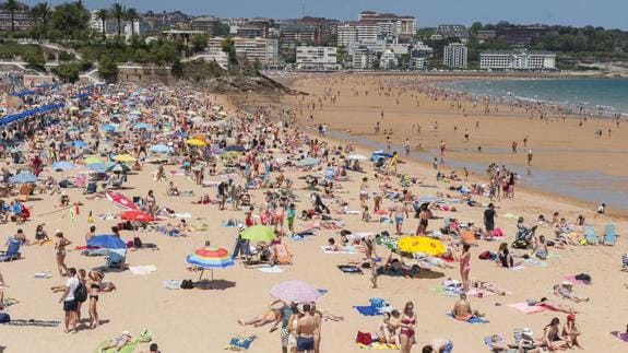 Estampa de las playas del Sardinero, repletas de bañistas.