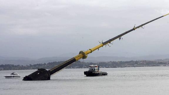 Traslado de uno de los mástiles meteorológicos fabricados por Idermar para su fondeo. 