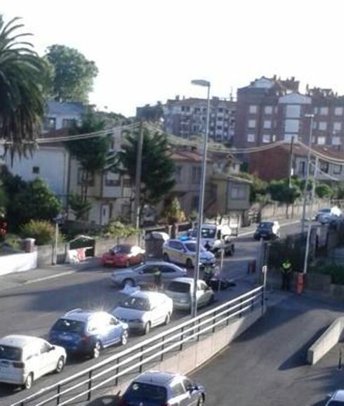 Agentes de la Policía Local custodian el cuerpo del motorista, a la espera de la llegada del juez de guardia.