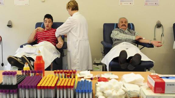 Dos donantes de sangre en Valdecilla.