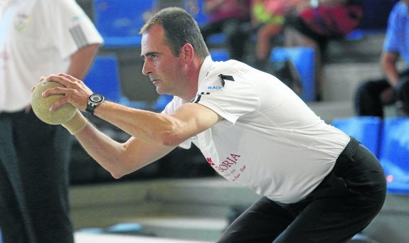 El jugador de Hermanos Borbolla, Raúl de Juana, durante el partido de ayer en la Mateo Grijuela de Peñacastillo. 