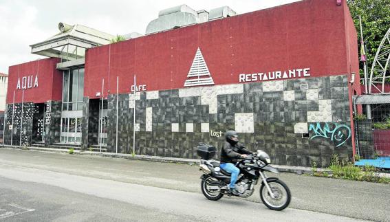 Fachada con los accesos al edificio de Raos, en evidente estado de abandono. 