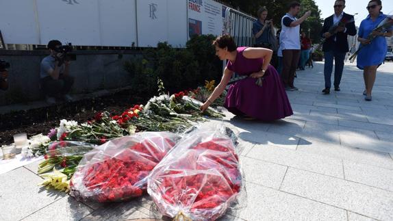 Ciudadanos depositan flores en las inmediaciones del paseo de Niza 