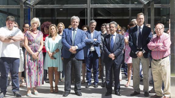 Minuto de silencio celebrado a las puertas del Gobierno de Cantabria.