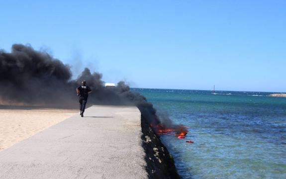 Un polcía acude a la zona donde explotó la moto acuática.