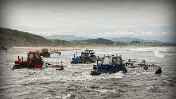 Recogida de algas en la playa de San Vicente.