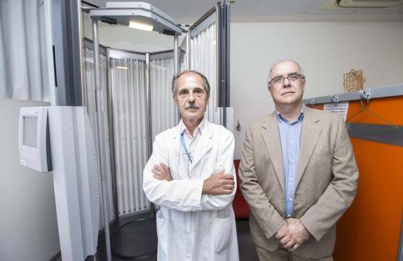 Héctor Fernández Llaca, junto a José Luis Arteche, frente a un aparato de fototerapia, generador de rayos UV. 