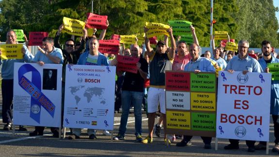 Trabajadores de Robert Bosch, durante una de las concentraciones en protesta por la venta.