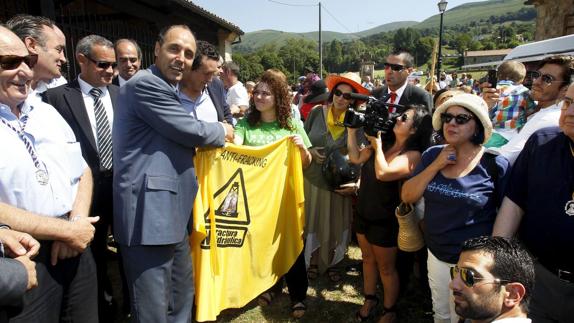 Diego, en una imagen de archivo, atendiendo a la plataforma antifracking 