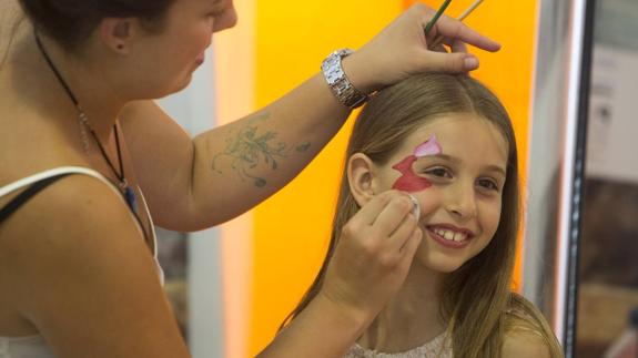 Adriana López, durante la sesión de maquillaje.