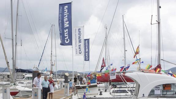 Los pantalanes del puerto deportivo de Laredo también acogen un mercado de segunda mano, una de las ofertas del Salón.