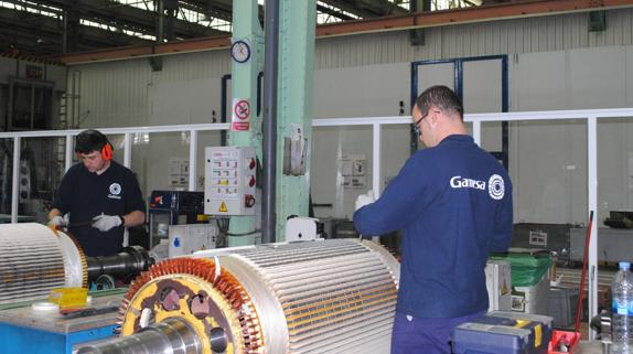 Trabajadores en la planta de Gamesa, en Reinosa