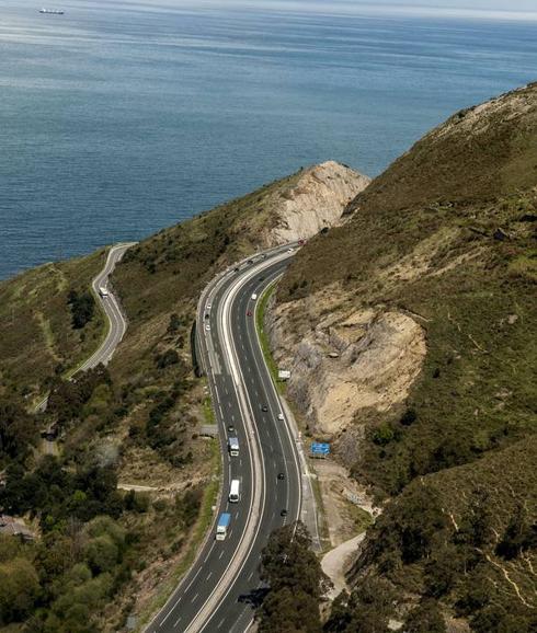 La subida al alto de Saltacaballo (Castro Urdiales), un punto negro de tráfico por el que circulan cada día 45.000 vehículos.