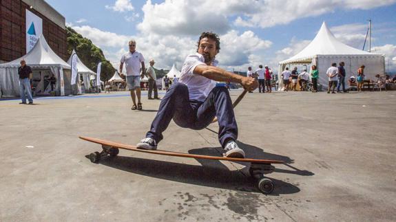 Ricardo Dantas, aconseja realizar SUPskate con su rollstick antes de probar las clases de surf en el agua.