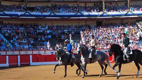 Los rejoneadores Andy Cartagena, Leonardo Hernández y Lea Vicens en el primer festejo de la feria taurina de Santander