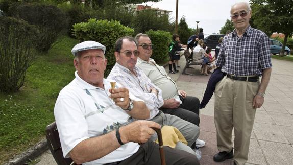 Un grupo de jubilados en El Astillero.