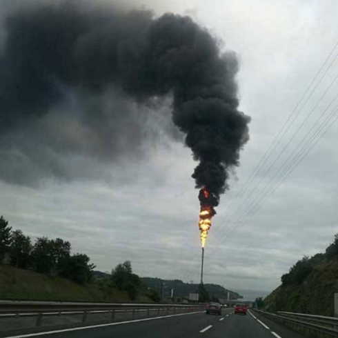 Imagen de la humareda negra y la gran llama que se ha producido por un fallo eléctrico en la planta de Muskiz.