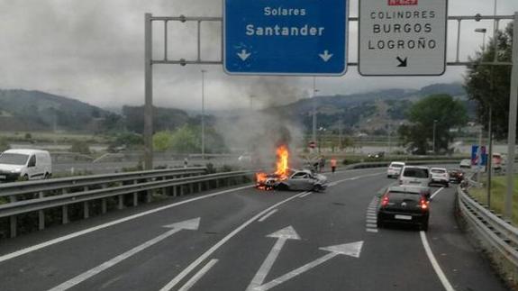 Los tres jóvenes que ocupaban el coche pudieron salir justo antes de que empezara a arder.