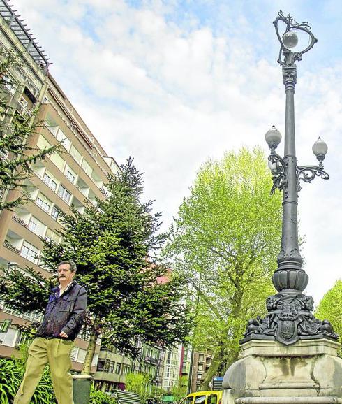 Farola artística obra de José Quintana, en la Alameda. 