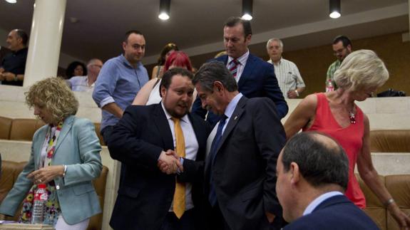 Miguel Ángel Revilla saluda a Rubén Gómez en el Parlamento, en presencia de José Ramón Blanco, Eva Díaz Tezanos y Guillermo Blanco.