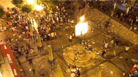 Foto y vídeo tomados desde una ventana de la Plaza de Cañadío, llena de basura del botellón, avanzada la madrugada del 24 de julio. 