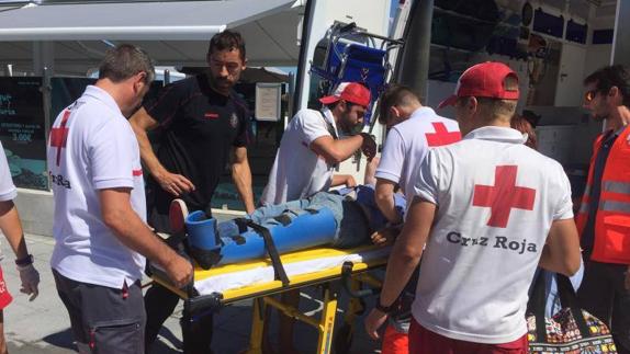 El hombre fue llevado al Sardinero en zodiac, donde le esperaba una ambulancia.