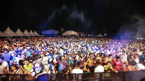 Más de 8.000 jóvenes desafiaron a la lluvia el pasado sábado para asistir al festival SummerFun celebrado en Laredo.