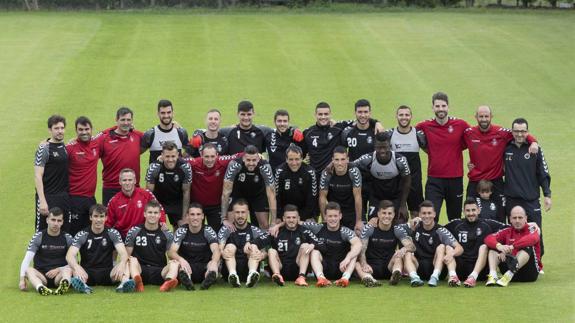 La mayoría de los jugadores que posan en la fotografía del día que el Racing se proclamó campeón de su grupo en Segunda B ya no siguen en la plantilla. 