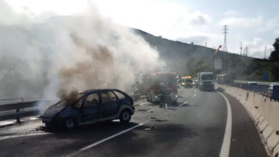 Imagen del coche incendiado en medio del viaducto de Ontón.