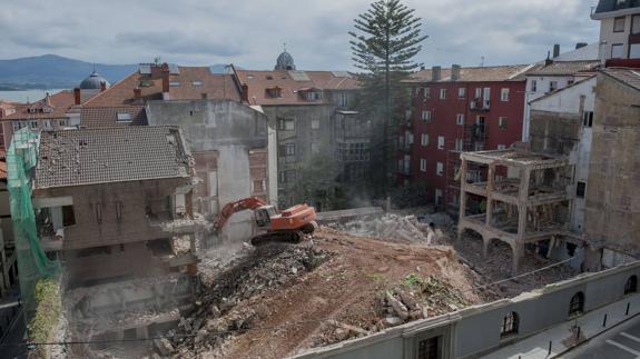 Aparecen grietas en un edificio junto a la obra de derribo del colegio Divina Pastora