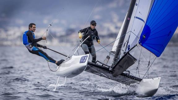 El catamarán de Fernando Echávarri (izquierda) y Tara Pacheco, en la competición de Hyeres.