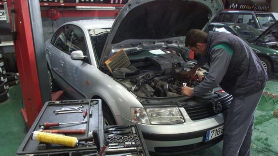 Un trabajador de taller de coches