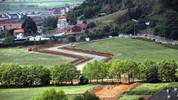 El parque municipal parte la finca del Ministerio de Defensa en dos, tiene una anchura de 140 metros en algunos tramos y una longitud de un kilómetro.