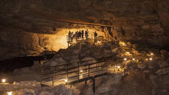 Buscan en la cueva de El Pendo el origen del cerebro humano