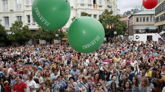 Los torrelaveguenses esperando con ansias el chupinazo que dé inicio a las fiestas.
