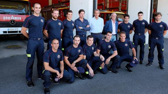 El alcalde, posando con los once nuevos bomberos.