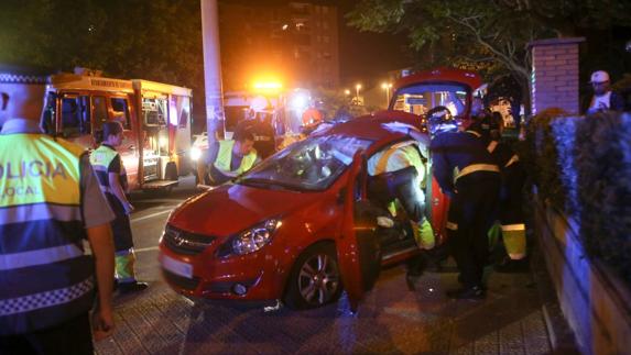Los bomberos arrancaron una puerta para que los sanitarios del 061 pudieran estabilizar al herido.