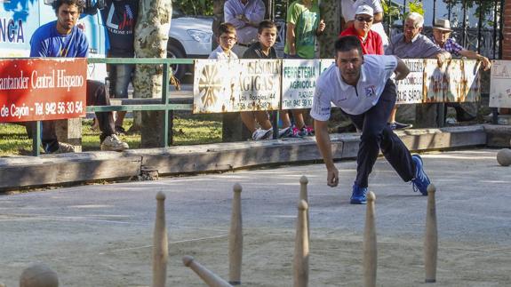 Rubén Haya, durante uno de los birles que ayer le hicieron ganador de El Mozuco de Cayón, disputado en Sarón.