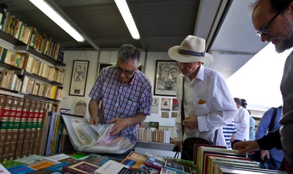 La Feria del Libro Viejo, ubicada en la Plaza de Farolas, continuará hasta el próximo domingo. 