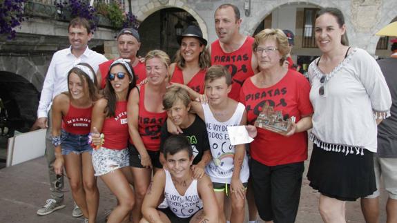 Los vencedores del concurso, la peña 'Los Piratas'.